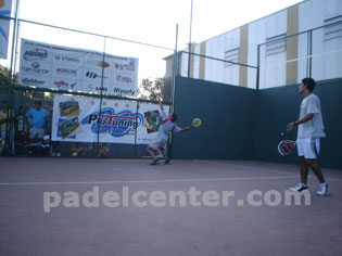David a punto de pegar un smash de potencia.
