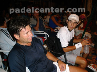 Los campeones charlan en el descanso.