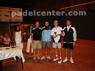 Subcampeones recibiendo el premio.