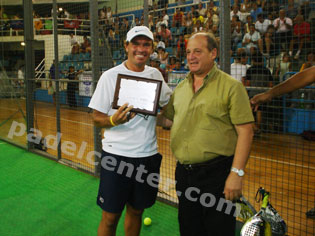 Roby recibiendo una distinción de parte del Municipio de Villa Mercedes, en reconocimiento a su trayectoria