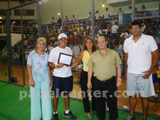 Roby recibiendo una distinción de parte del Municipio de Villa Mercedes, en reconocimiento a su trayectoria
