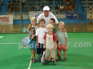 Roby con los chicos antes de la final, "cuidando" las inferiores