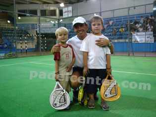 Roby con los chicos antes de la final, "cuidando" las inferiores