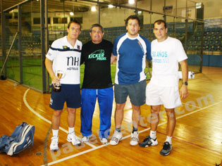 Raúl y Venancio, responsables del torneo, junto a los campeones.