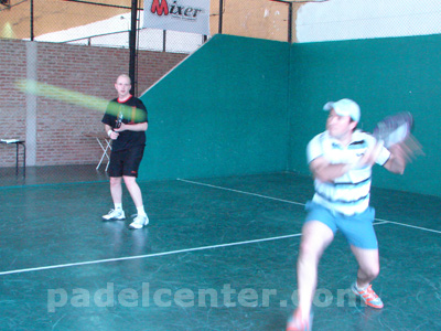 Zuccoli volea en mitad de cancha