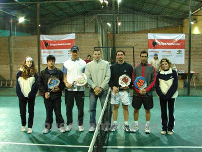 Los finalistas, el árbitro general y las chicas Padelcenter