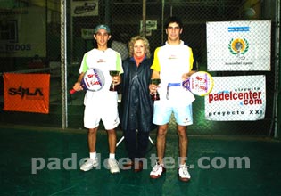 Los campeones junto a Marta Nicastro, de la APA en la entrega de premios