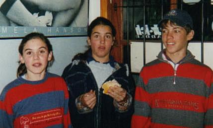 Gisela y Gabriela Esperanza junto a Sebastián Copini