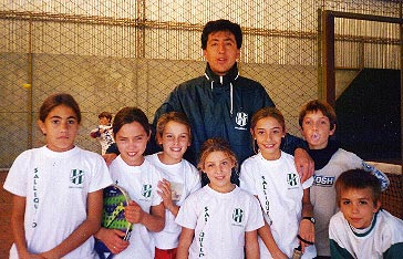 Prof. Carlos Cuevas de Salliquelo con algunos de sus alumnos (los mas chiquitos)